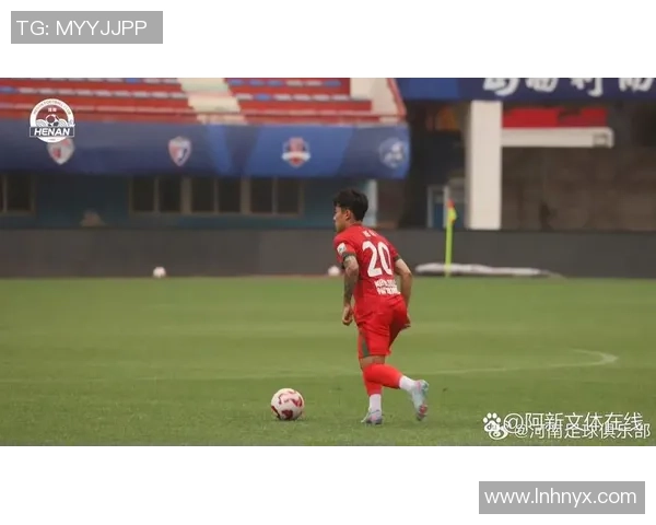 长足球裤的选择与搭配技巧助你在球场上展现最佳风采与舒适体验